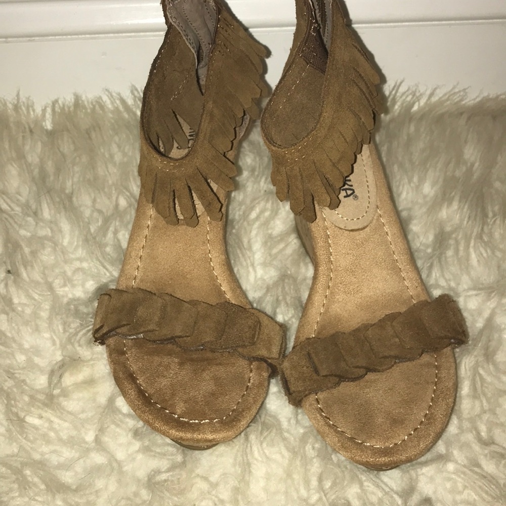 Brown fringe wedges
